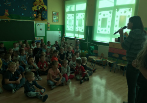 Na zdjęciu znajdują się dzieci słuchające historii Święta Pieczonego Ziemniaka