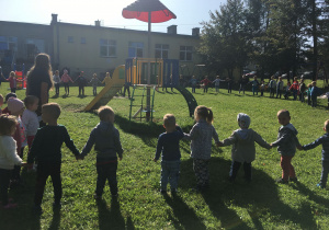Na zdjęciu znają się dzieci w ogrodzie przedszkolnym bawiące się w zabawę „Mój ziemniaczku, mój malutki”