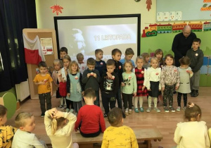 Na zdjęciu znajduje się dzieci z grupy Kreciki śpiewające piosenkę patriotyczną.