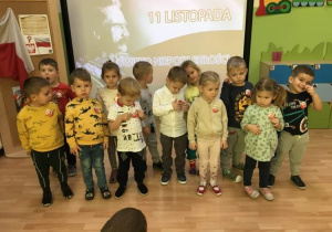 Na zdjęciu znajdują się dzieci z grupy Myszki śpiewające piosenkę patriotyczną.