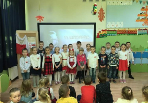 Na zdjęciu znajdują się dzieci z grupy Sowy śpiewające piosenkę patriotyczną.