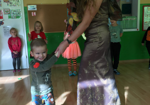 Na zdjęciu jest chłopiec tańczący z Panią Jesienią