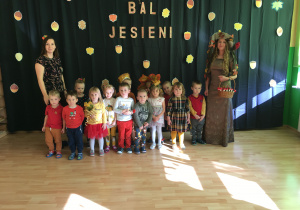 Na zdjęciu są dzieci z grupy „Myszki” z Panią Jesienią