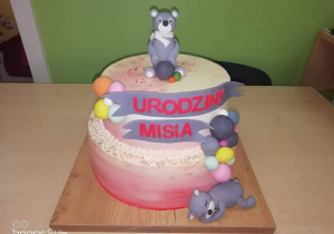 Na zdjęciu znajduje się tort urodzinowy misia.