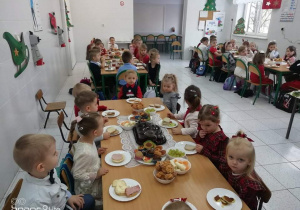 Na zdjęciu znajdują się dzieci podczas poczęstunku świątecznego.