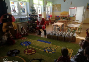 Na zdjęciu znajdują się dzieci i św. Mikołaj.
