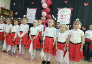 Występy dla babć i dziadków w Łaznowie- dziewczynki z grupy Sów