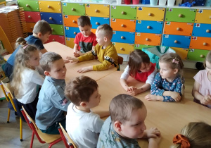 Dzieci siedzące przy stole
