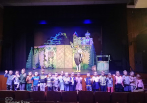 Na zdjęciu pod sceną teatru znajdują dzieci z grupy Sowy wraz z tytułową Złotą Kaczką na scenie.
