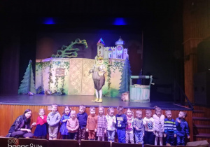 Na zdjęciu pod sceną teatru znajdują dzieci z grupy Myszki wraz z tytułową Złotą Kaczką na scenie.
