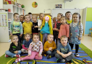 Na zdjęciu znajdują się dzieci z grupy Myszki wraz z Marzanna.