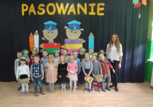 na zdjęciu znajdują się dzieci z grupy „Krecików” biorące udział w uroczystości pasowania na przedszkolaka