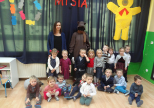 na zdjęciu znajdują się Misio oraz dzieci z grupy „Myszek”