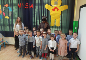 na zdjęciu znajdują się Misio oraz dzieci z grupy „Krecików”