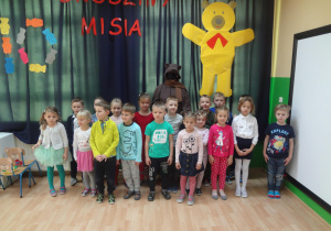 na zdjęciu znajdują się Misio oraz dzieci z grupy „Sów”