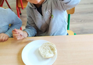 Chłopiec jedzący kielbaskę