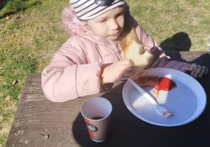 Dziewczynka jedząca kielbaskę