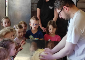 Dzieci obserwujące pracę pizzermena