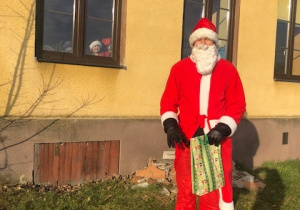 Mikołaj przed budynkiem przedszkola