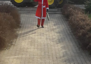 Na zdjęciu znajduje się Święty Mikołaj i jego ciągnik, którym przyjechał do przedszkola