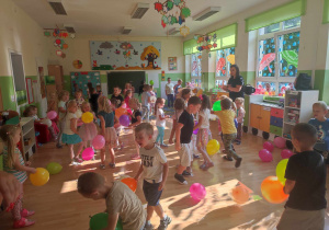 Na zdjęciu znajdują się dzieci tańczące z balonami.