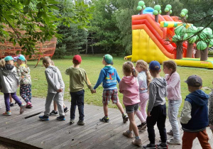 Dzieci idące ścieżką edukacyjną