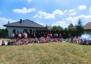 Zdjęcie grupowe wszystkich uczestników pikniku