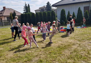 Zabawy ruchowe na łące