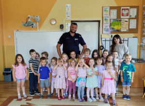 Dzieci z grupy Motylków wraz z panem policjantem.