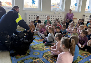 Policjant prezentujący wyposażenie