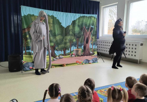Aktorzy na tle scenografii
