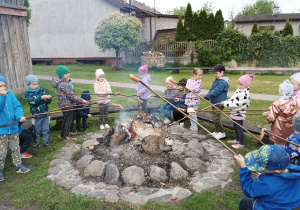 Dzieci przy ognisku