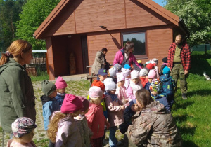 Dzieci słuchające o zwierzętach z leśniczówki