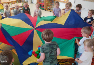 Zabawy z chustą animacyjną u Sarenek