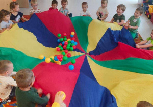 Zabawy z chustą animacyjną u Sarenek