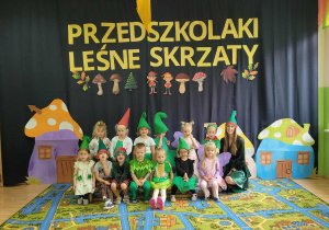 Grupa Myszki na tle napisu Przedszkolaki Leśne Skrzaty