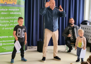 Przedszkolaki w trakcie udziału w audycji muzycznej