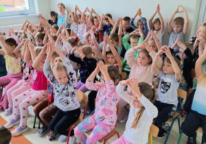 Przedszkolaki w trakcie udziału w audycji muzycznej