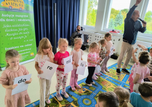 Przedszkolaki w trakcie udziału w audycji muzycznej