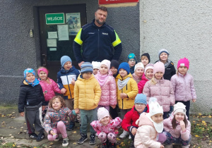 Motylki wraz z funkcjonariuszem policji