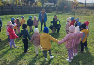 Motylki podczas zabawy w kole