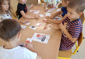 Chłopcy z Wiewiórek układający puzzle