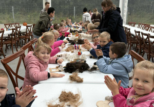 Jeżyki podczas warsztatów plastycznych
