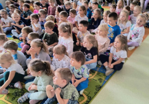 Dzieci oglądające przedstawienie