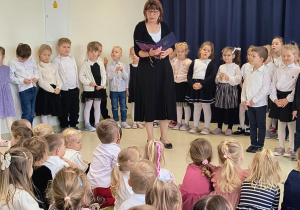 Pani dyrektor czytająca podziękowania