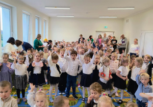 Wszystkie przedszkolaki machające do nauczycieli