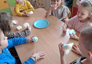 Dzieci z grupy Wiewiórek jedzące watę