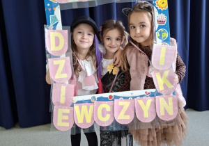 Dziewczynki w ramce z napisem Dzień Dziewczynek