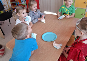 Dzieci z grupy Wiewiórek jedzące watę