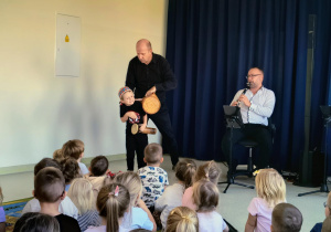 Chłopiec z bębenkiem wywołujący węża